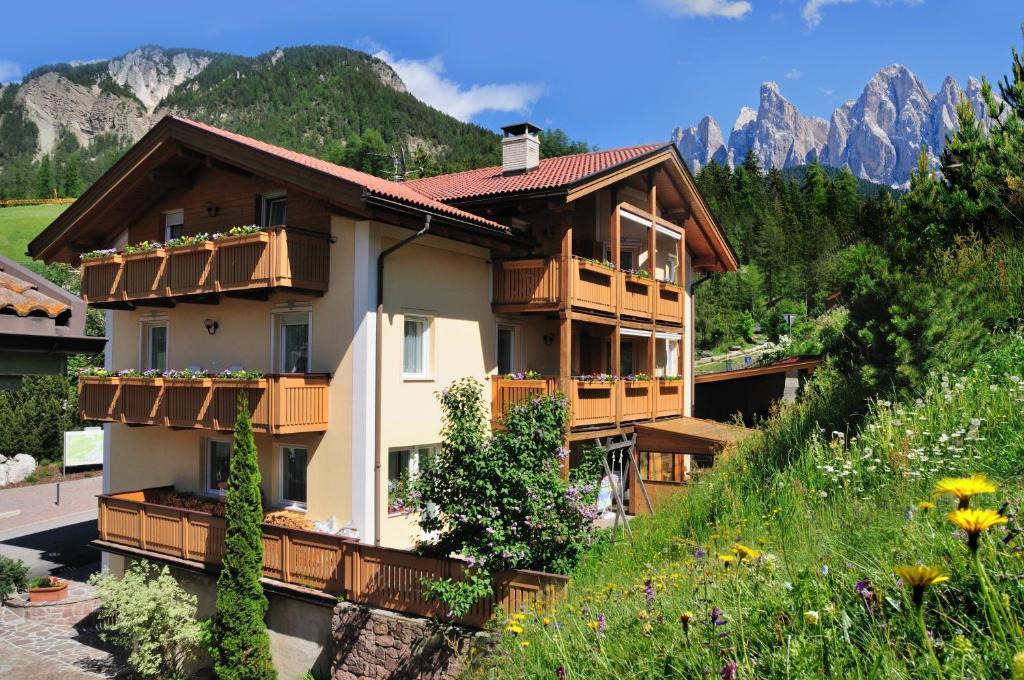 Haus Tannenburg Apartman Funes  Kültér fotó